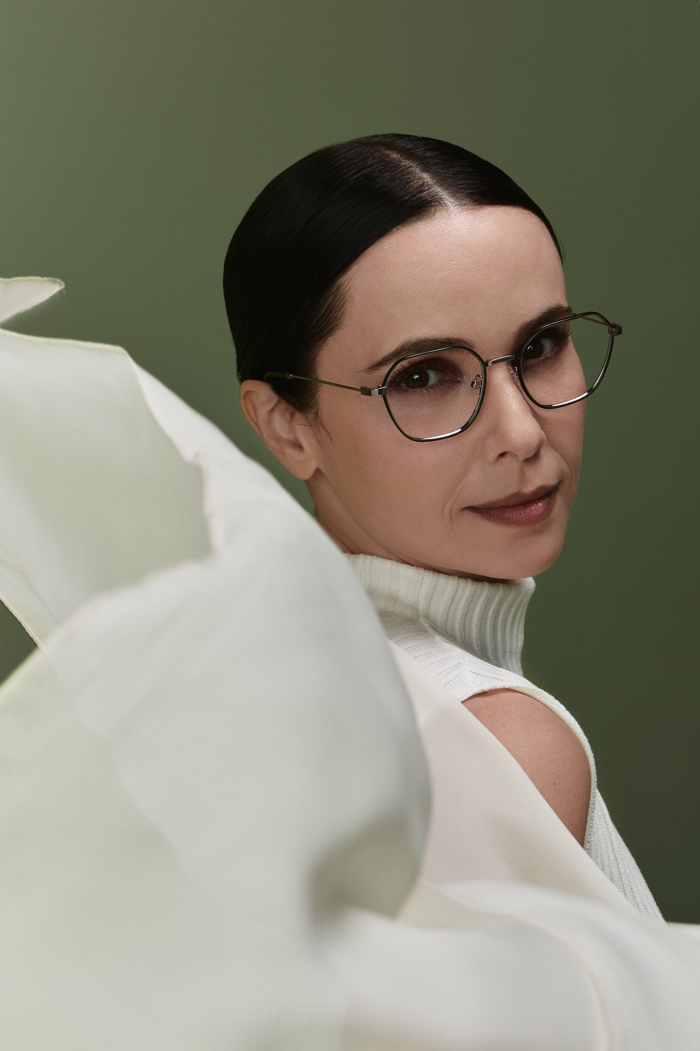 atriz com armações de óculos de grau tendência