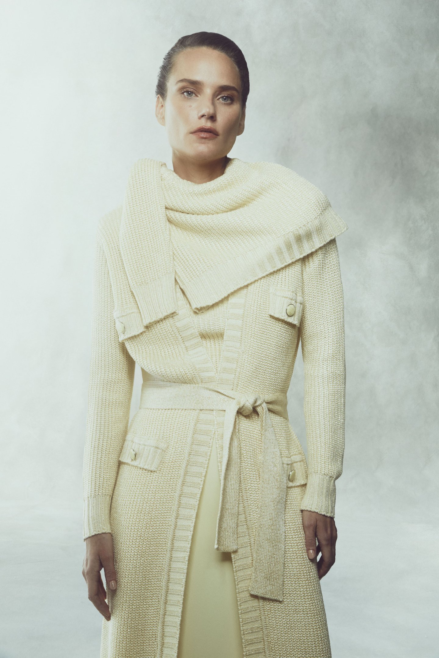 modelo usando conjunto de tricô amarelo manteiga, uma das cores do inverno