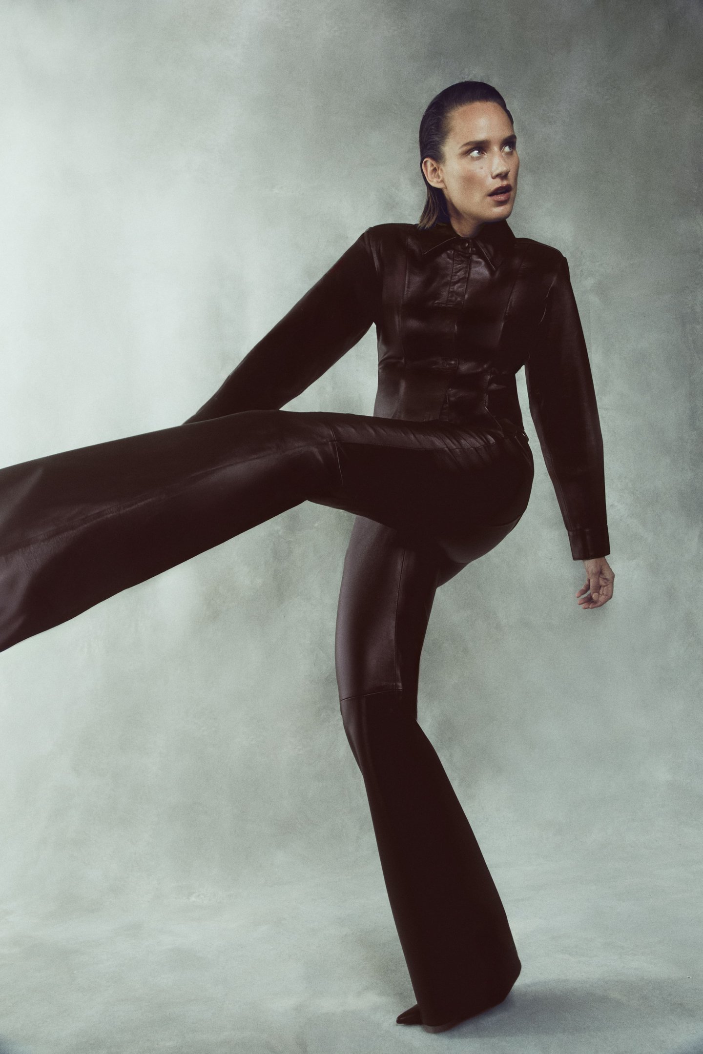 modelo usa calça e blusa de couro marrom, uma das cores do inverno de 2025