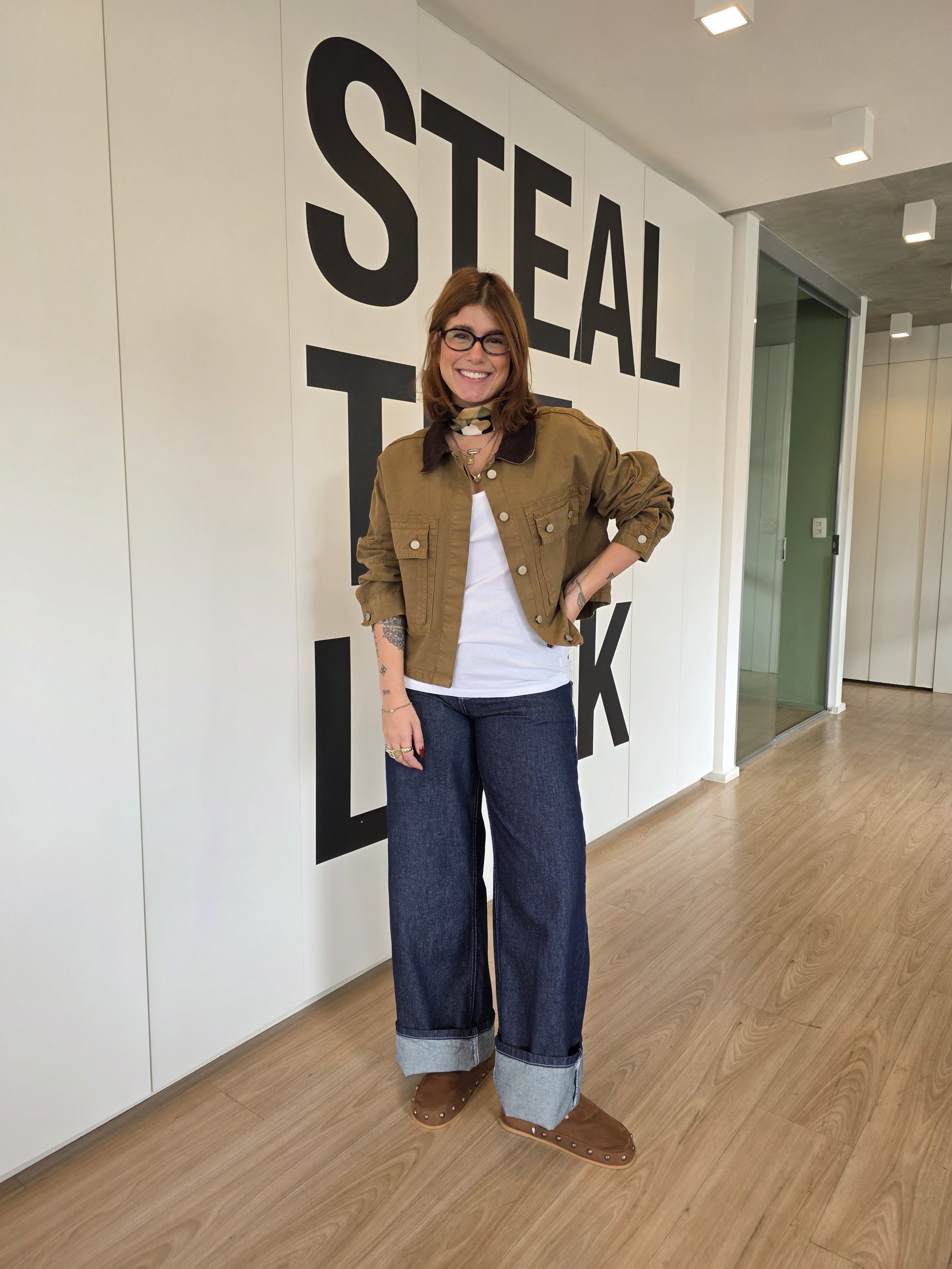 look stealer usando calça jeans, regata branca e jaqueta caramelo um dos looks jeans de inverno da renner