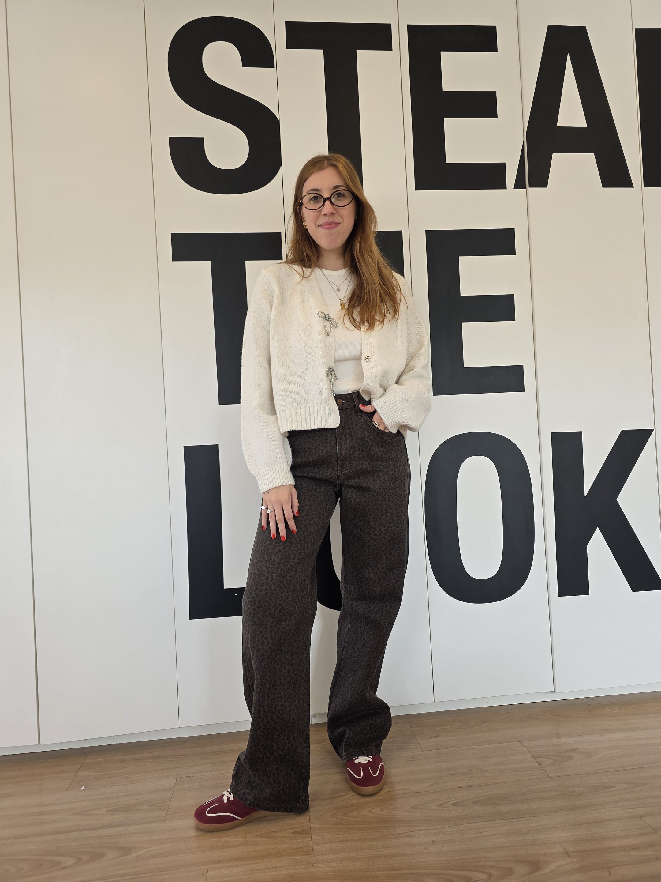 giulia usando calça de animal print e cardigan em trico um dos looks jeans de inverno