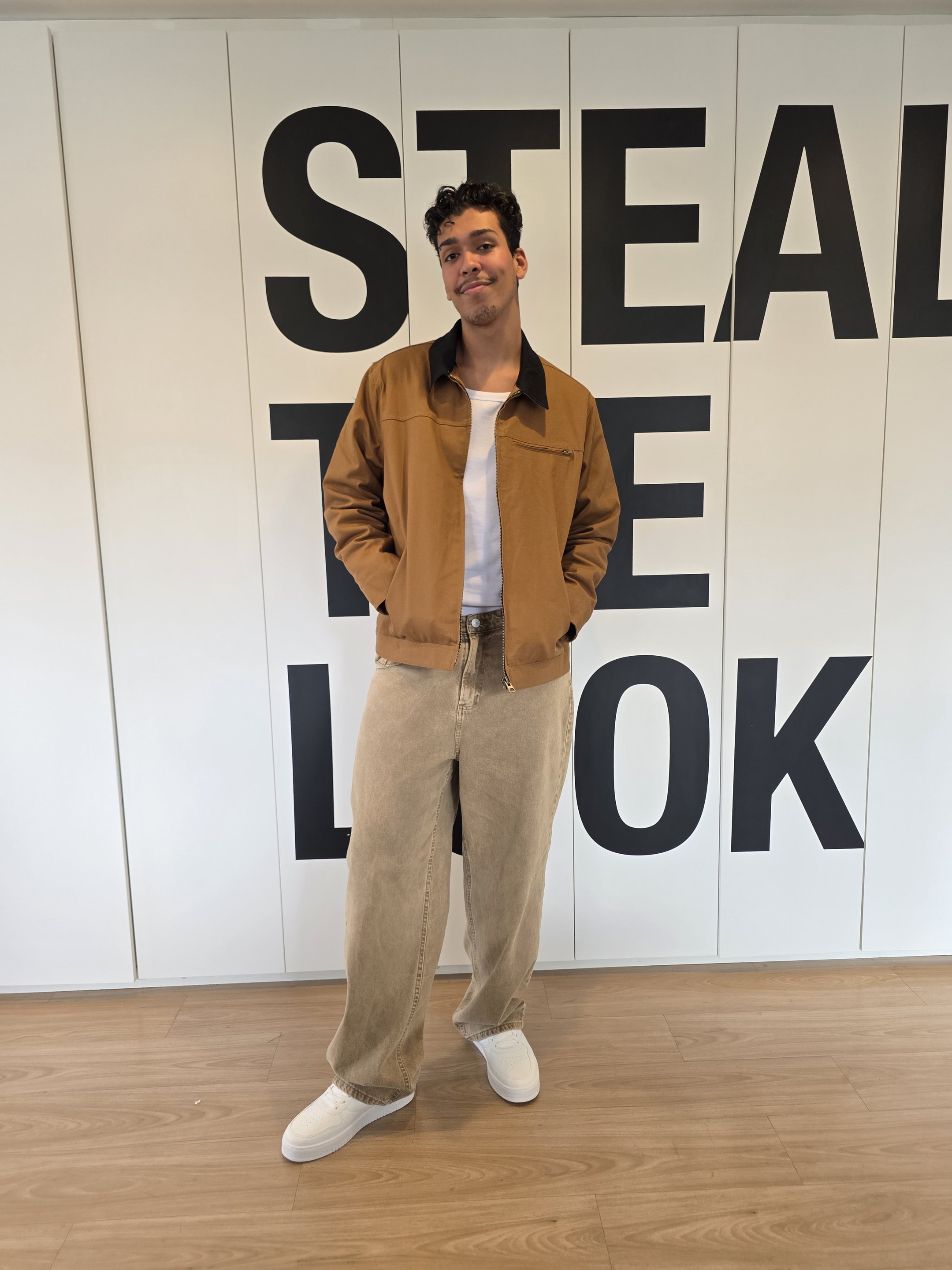 yuri usa calça de sarja beje e jaqueta marrom, um dos looks jeans de inverno da renner