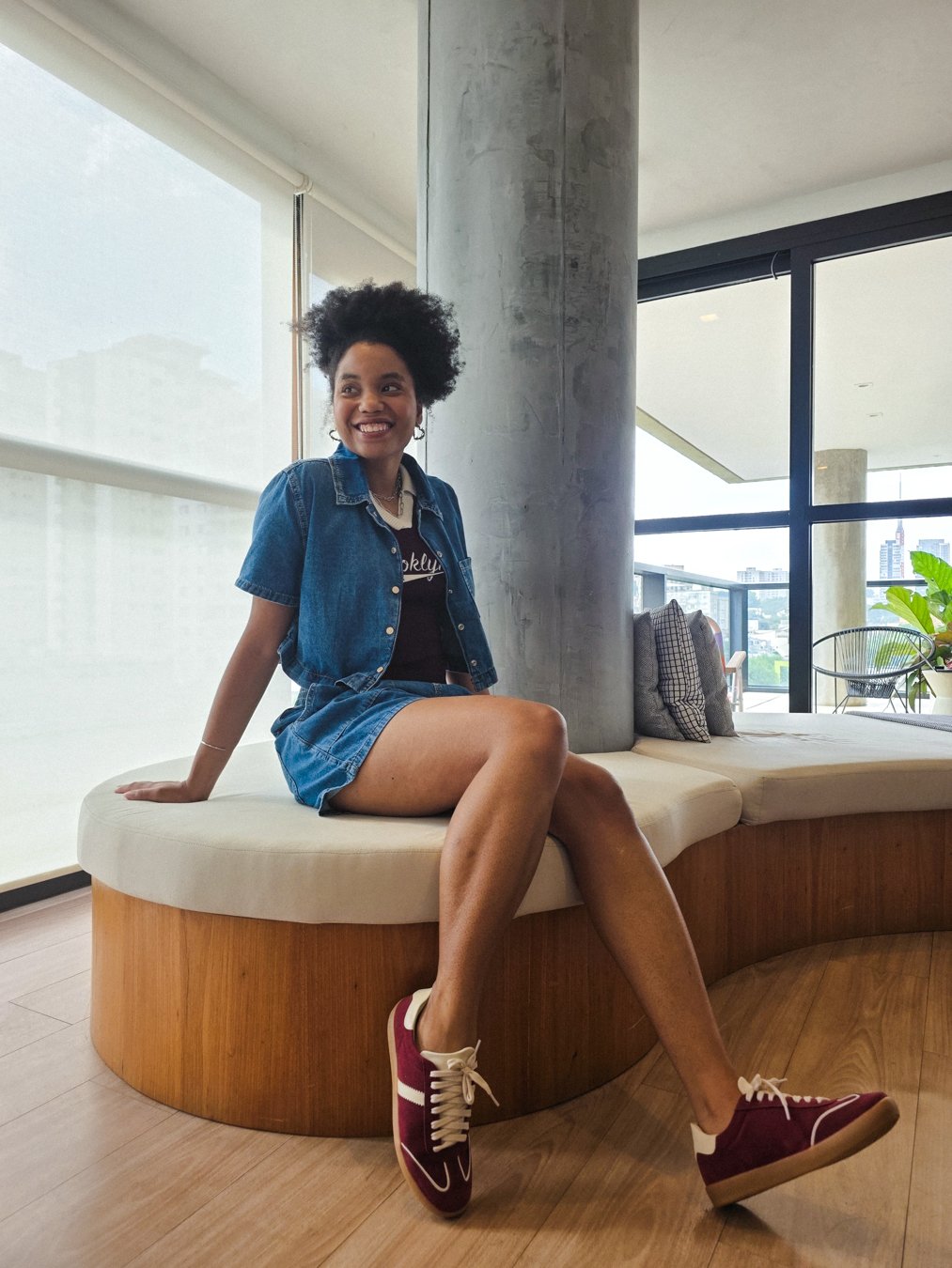 May usa look all jeans com polo vinho, colete e bermuda jeans, um dos looks jeans de inverno