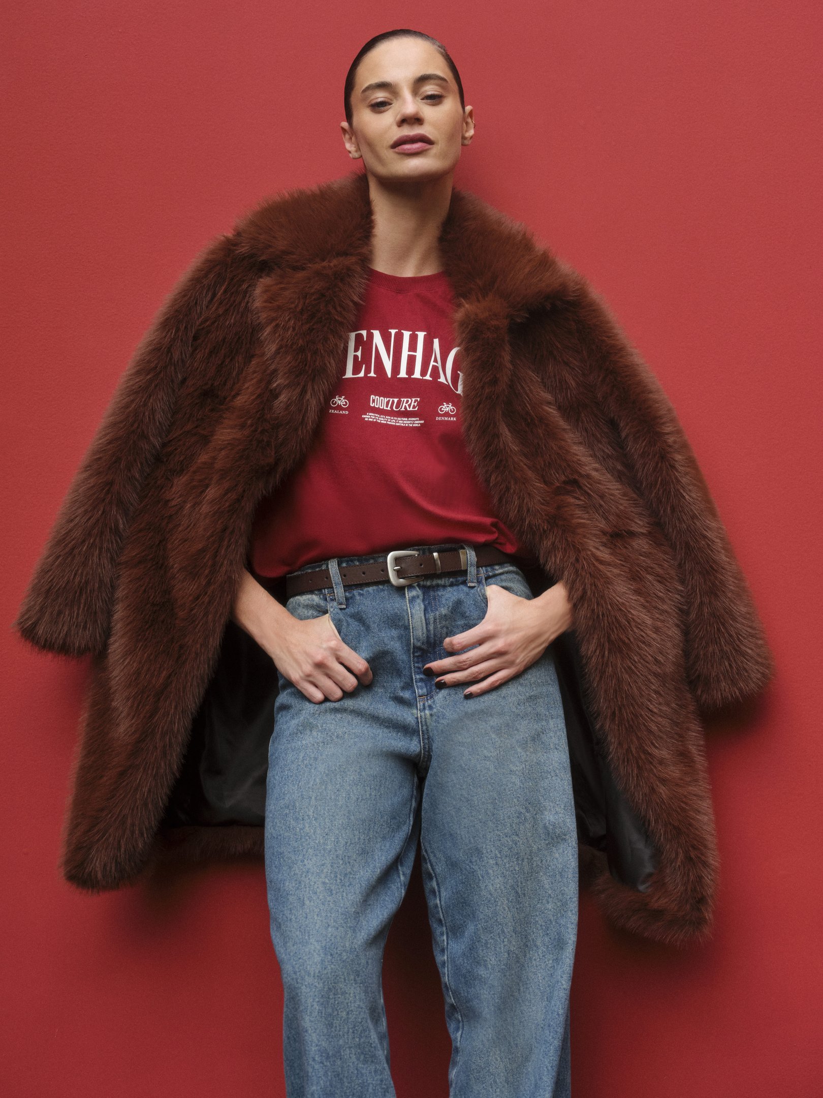 modelo posando com peças versáteis de inverno como jeans, camiseta e casaco de pelo
