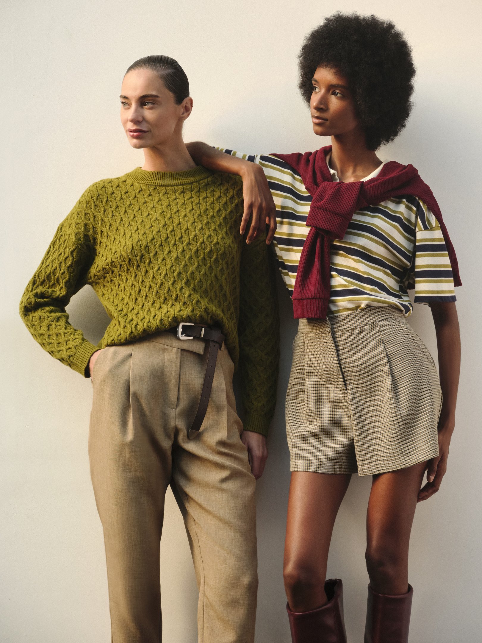 modelos sorrindo usando peças versáteis de inverno como tricos coloridos e shorts de alfaiataria