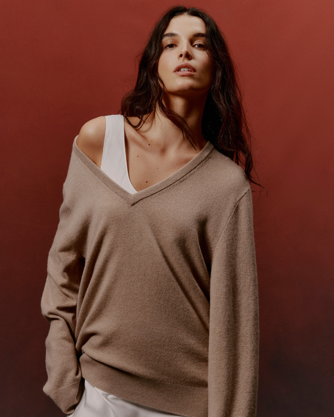 modelo usando blusa de cashmere em um dos looks de meia estação