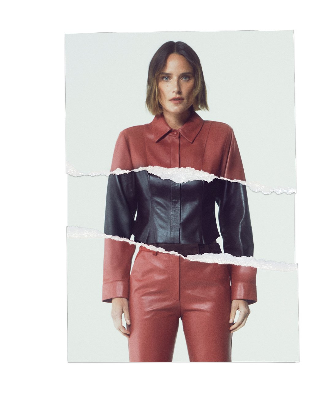 Uma mulher veste casaco de couro vermelho e preto, refletindo as cores do inverno.