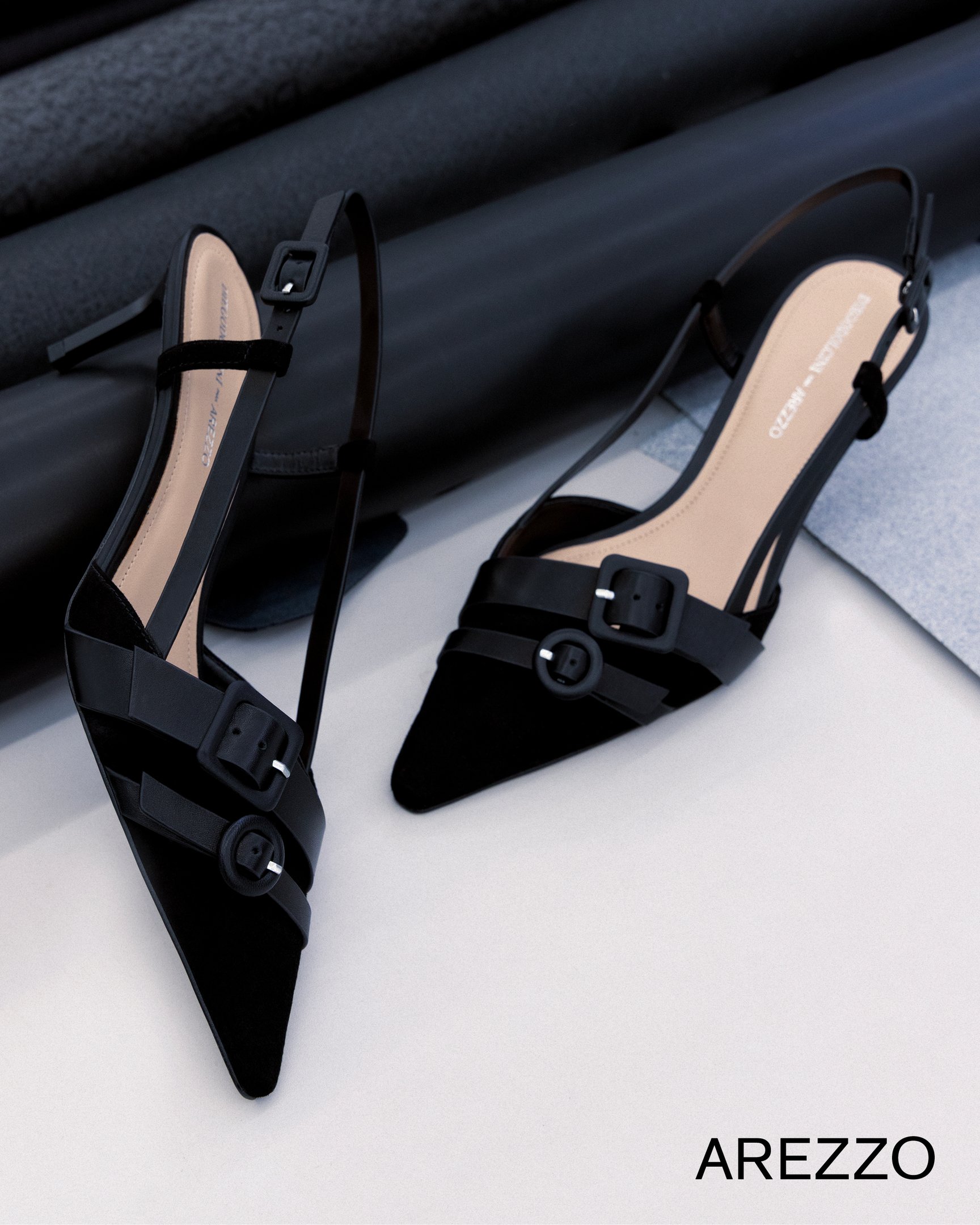 Sandálias pretas elegantes com fivelas, design sofisticado inspirado em Diego Dolcini, marca Arezzo.
