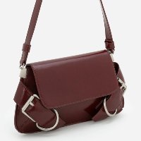 Bolsa Baguete Pequena com Detalhes de Fivelas Vermelho Vinho