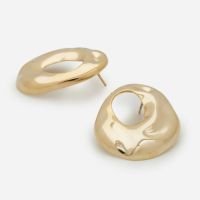 Brinco Botão Médio em Metal Vazado Dourado