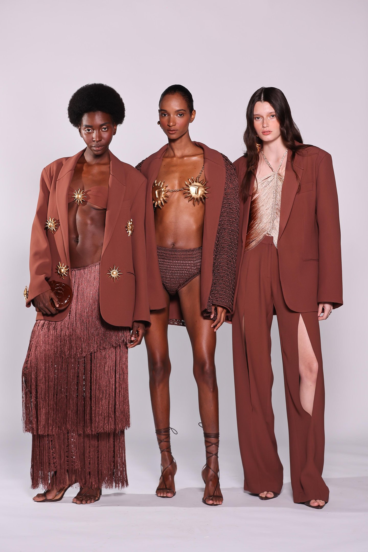 modelos usando roupas com franjas, recortes e tons terrosos, tendências de verão