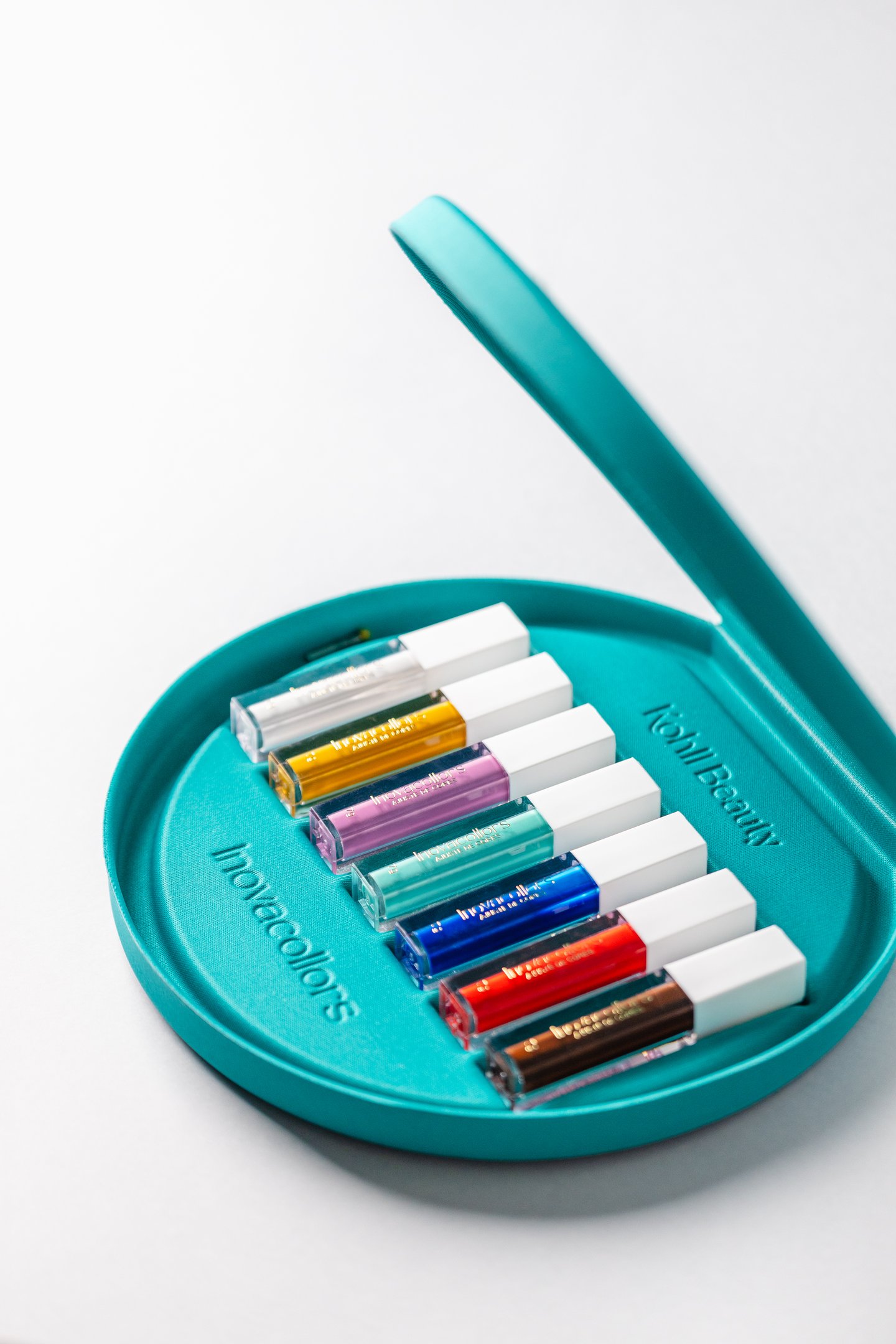 Conjunto de cosméticos coloridos em estojo azul aberto, tendência dos lançamentos de beleza de abril.