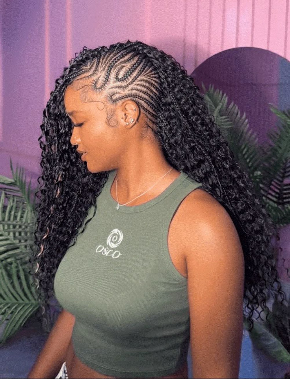Penteado com tranças laterais detalhadas e cabelo solto em ondas, formando um estilo mohawk braids.