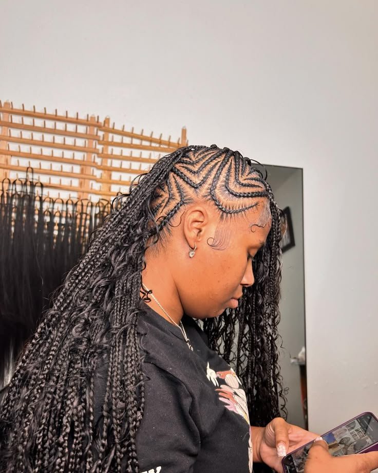 Tranças estilo moicano decoram o topo da cabeça de uma mulher, com detalhes em zigue-zague nas laterais.