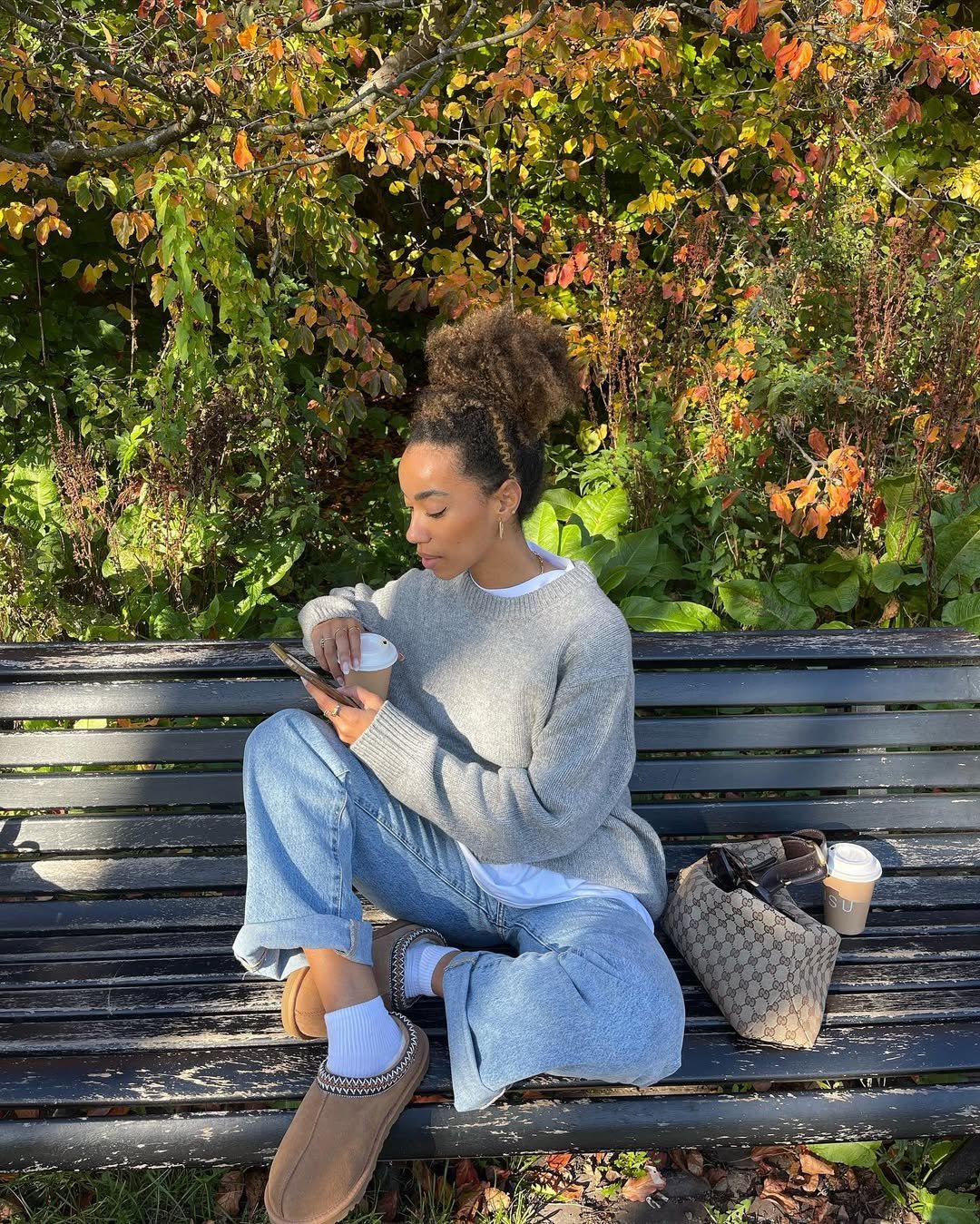 influenciadora usando jeans, sueter cinza e ugg, todos ótimos presentes de dias das mães