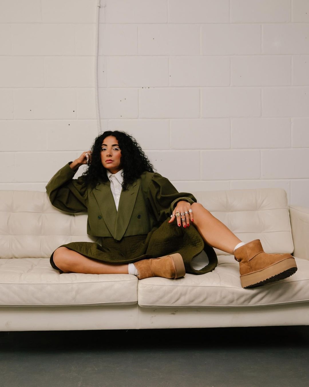 modelo posando com bota de camurça marrom da ugg, um dos presentes de dia das mães
