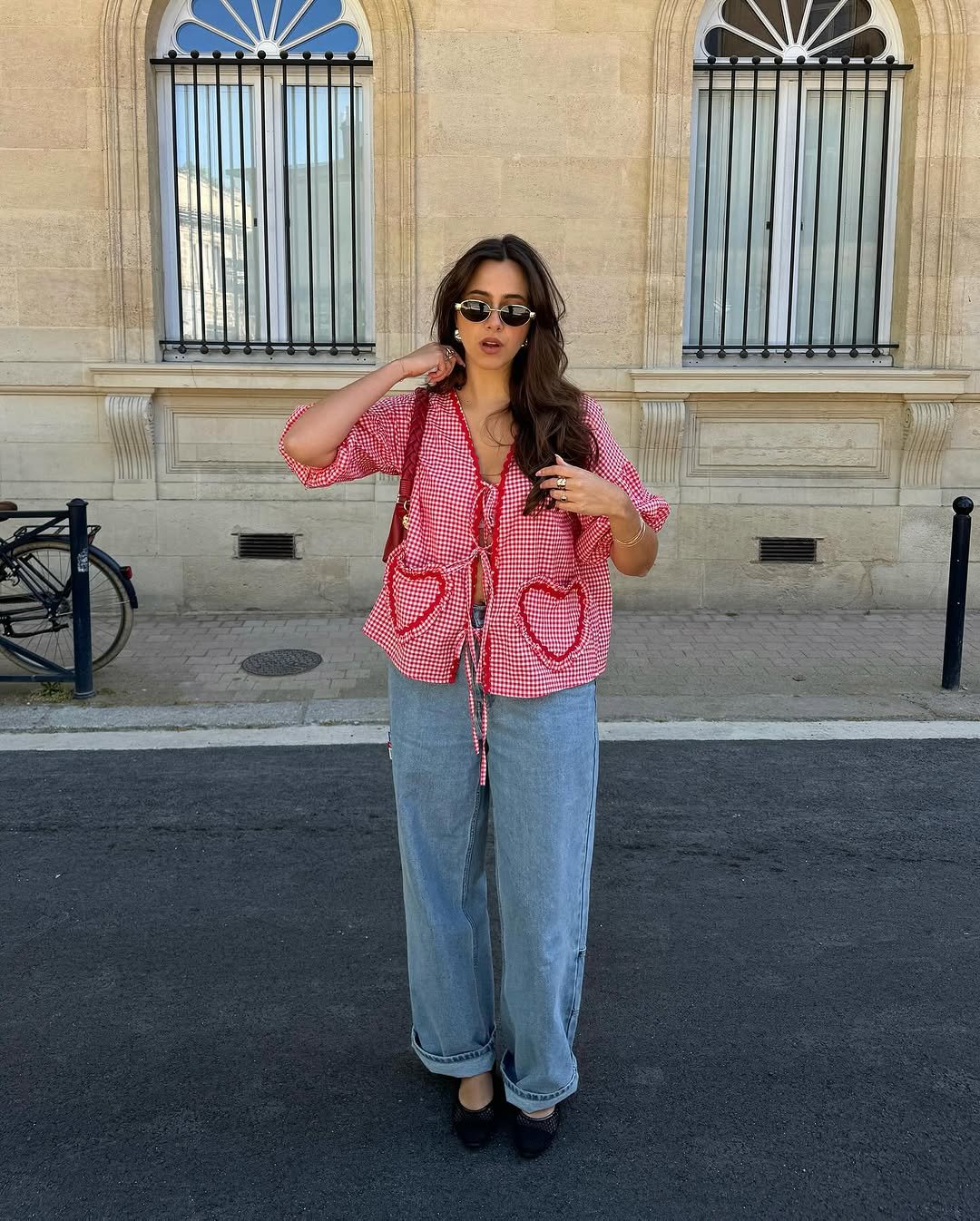 influenciadora usando calça jeans uma das peças que traduzem a frase moda é investimento