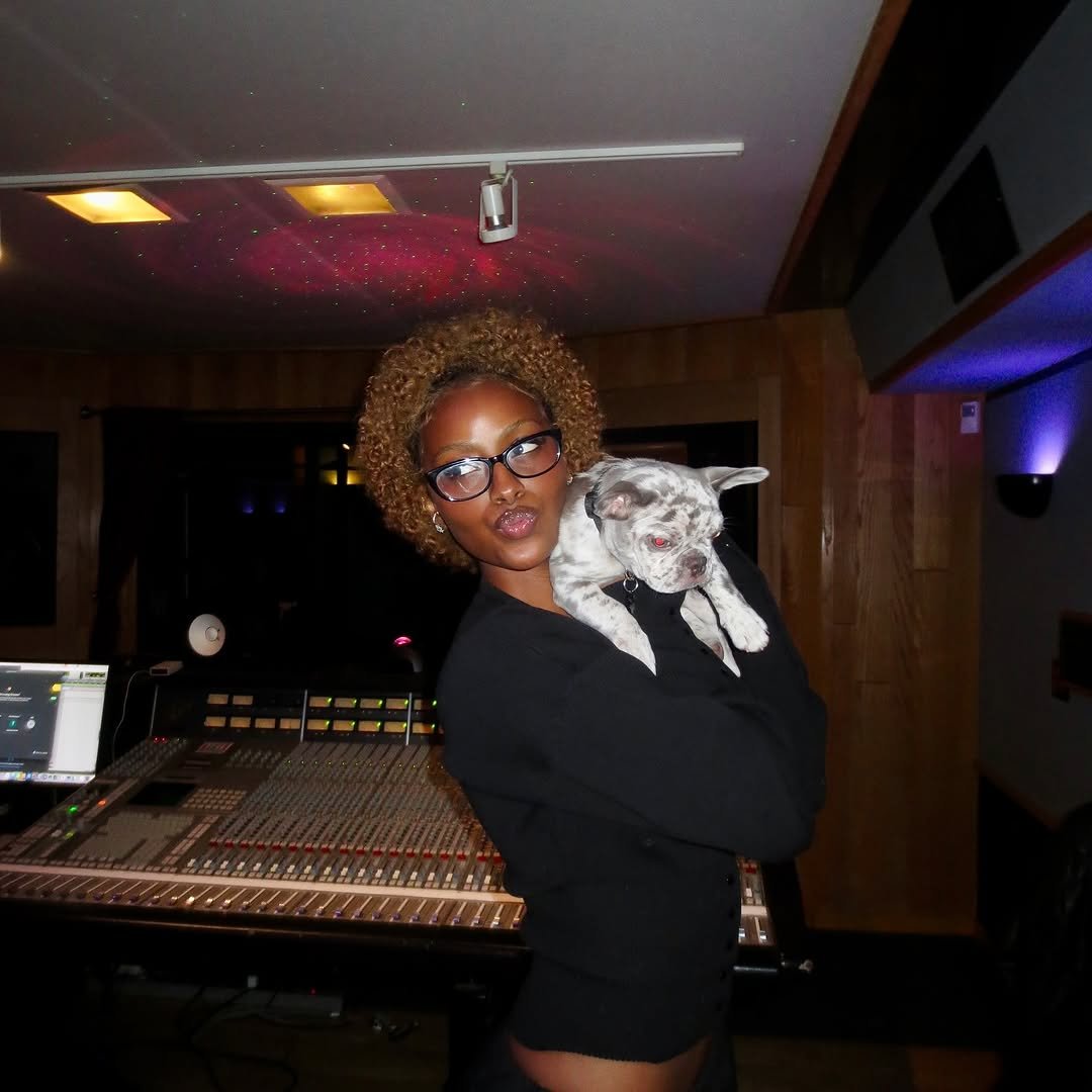 justineskye usando óculos gatinho uma das tendências de armações de grau