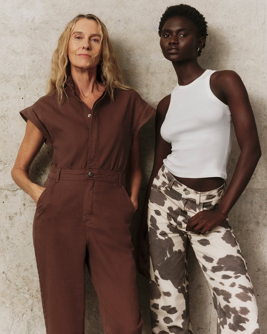 modelos usando looks jeans de inverno em lavagem terrosa e com animal print