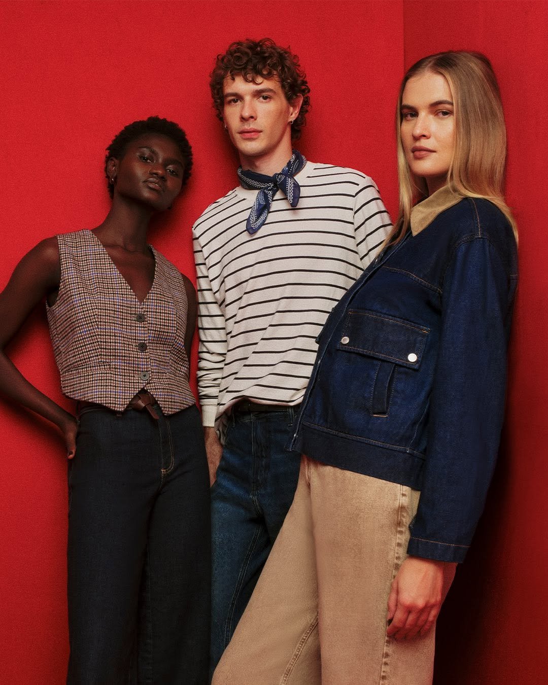 modelos usando dos looks jeans de inverno com lavagem escura