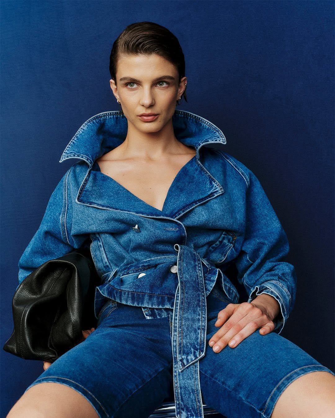 modelo usando um dos looks jeans de inverno com jaqueta e bermuda na lavagem azul