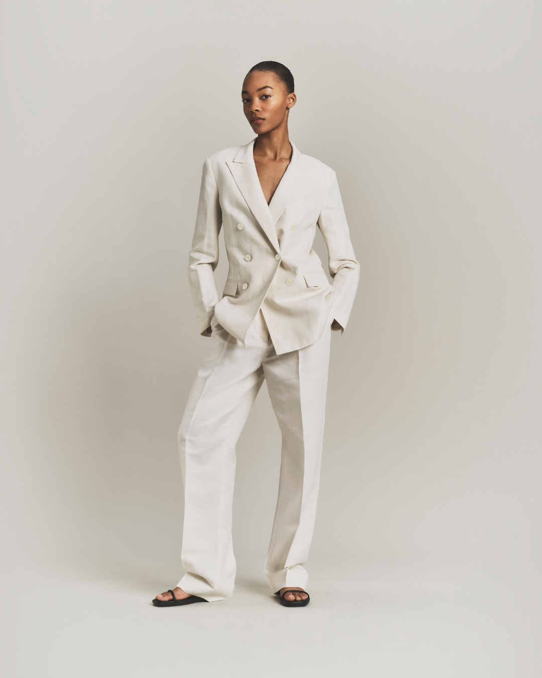 modelo usando conjunto de alfaiataria branco, um dos looks de meia estação