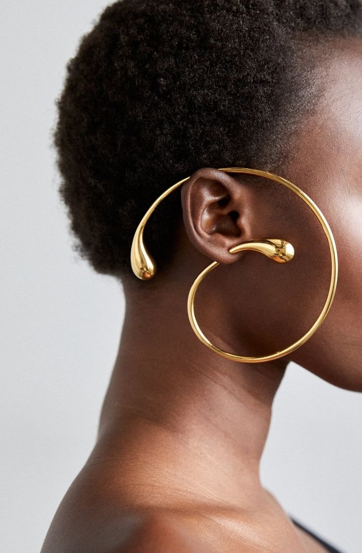 Brinco moderno com design em ouro, tendência em acessórios sofisticados.