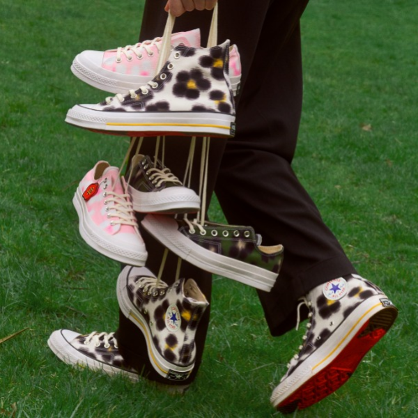Converse e Kenzo se unem em collab retrô com estampa floral vibrante