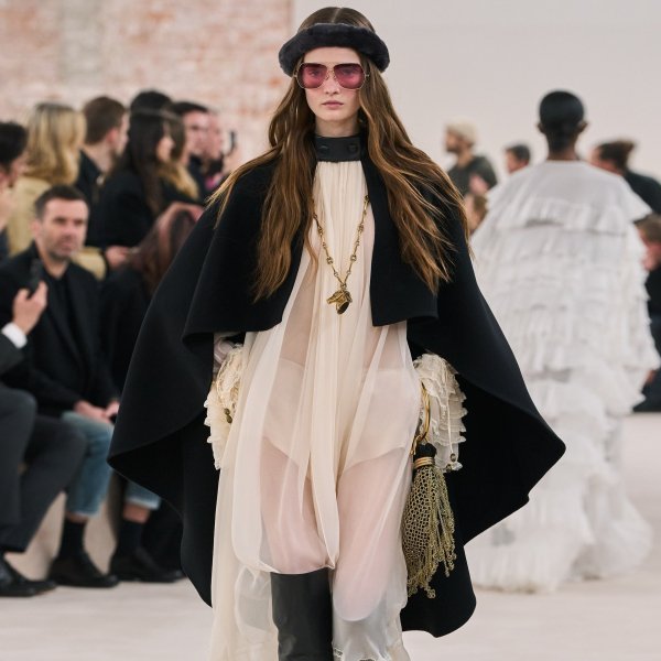 Se depender das passarelas, os looks com bota over the knee vão voltar!
