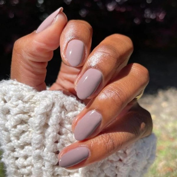 Unhas de inverno: 9 cores neutras e elegantes para apostar nos dias frios
