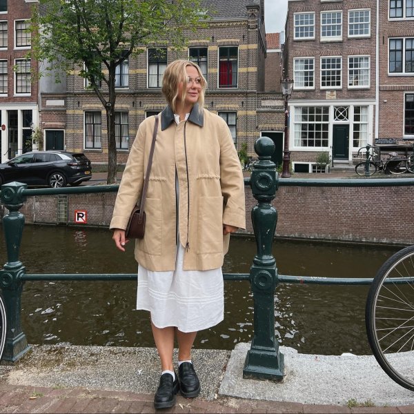 Segundo as estilosas, vestido com casaco é a fórmula infalível do outono