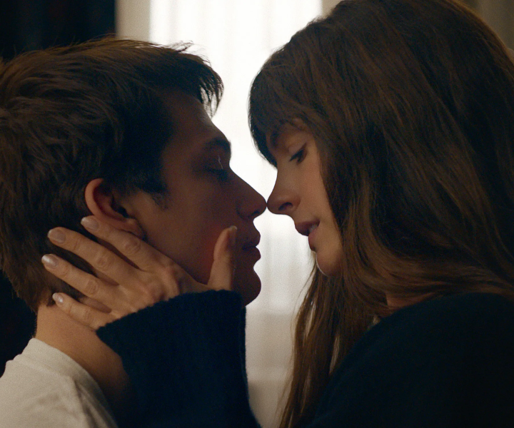 Duas pessoas prestes a se beijar, capturando um momento intenso e romântico, como em cenas de fanfics.