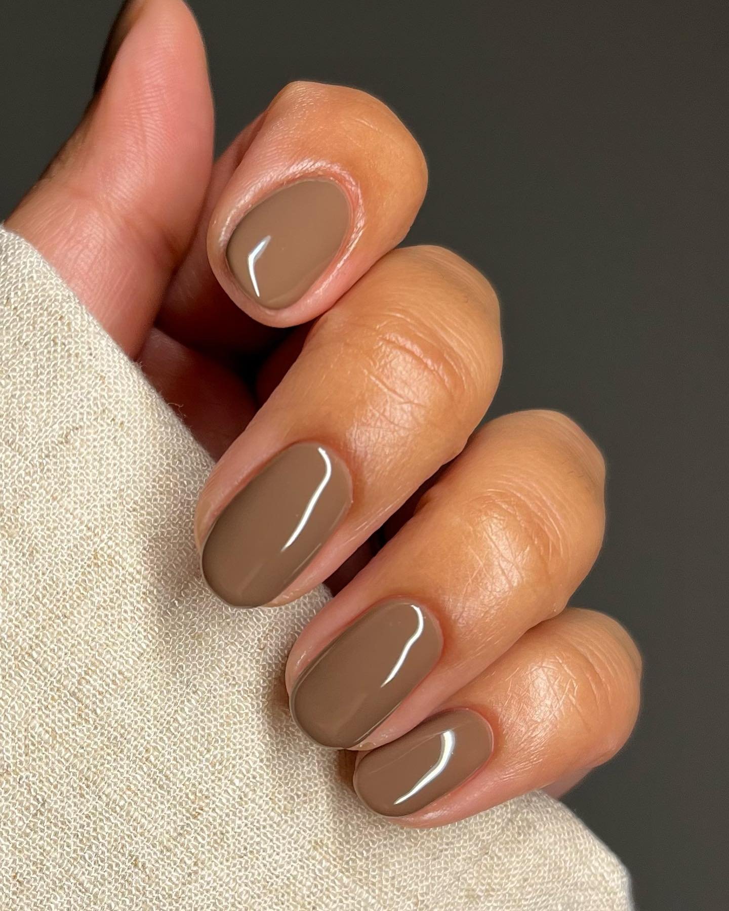 Unhas curtas pintadas de marrom taupe, estilo sofisticado e elegante para unhas de inverno.