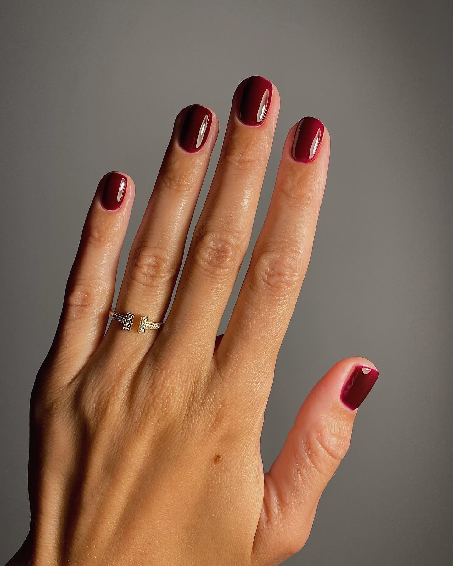 Unhas com esmalte burgundy, tendência elegante para o inverno.
