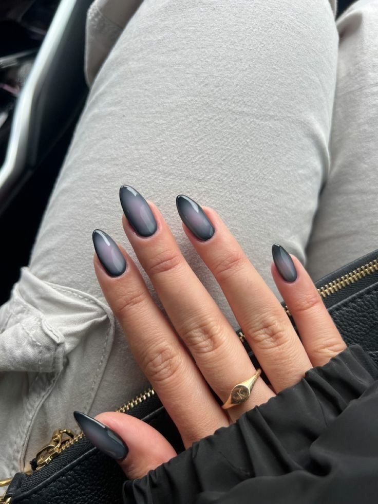 Unhas escuras com tons de cinza fosco, perfeitas para um look de unhas de outono.