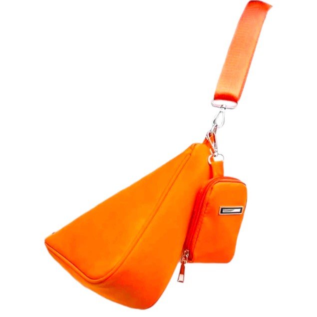 1 Bolsa transversal triangular com moedeira cor laranja.