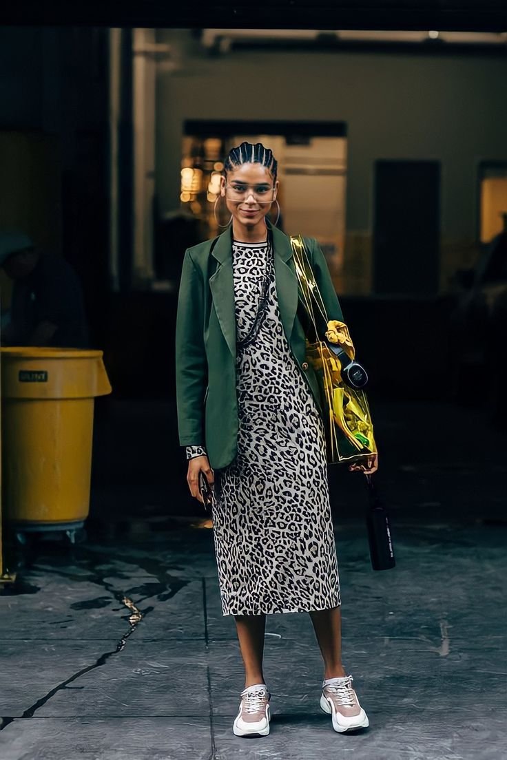 influenciadora usando vestido e tênis de corrida, um ícone do estilo esportivo