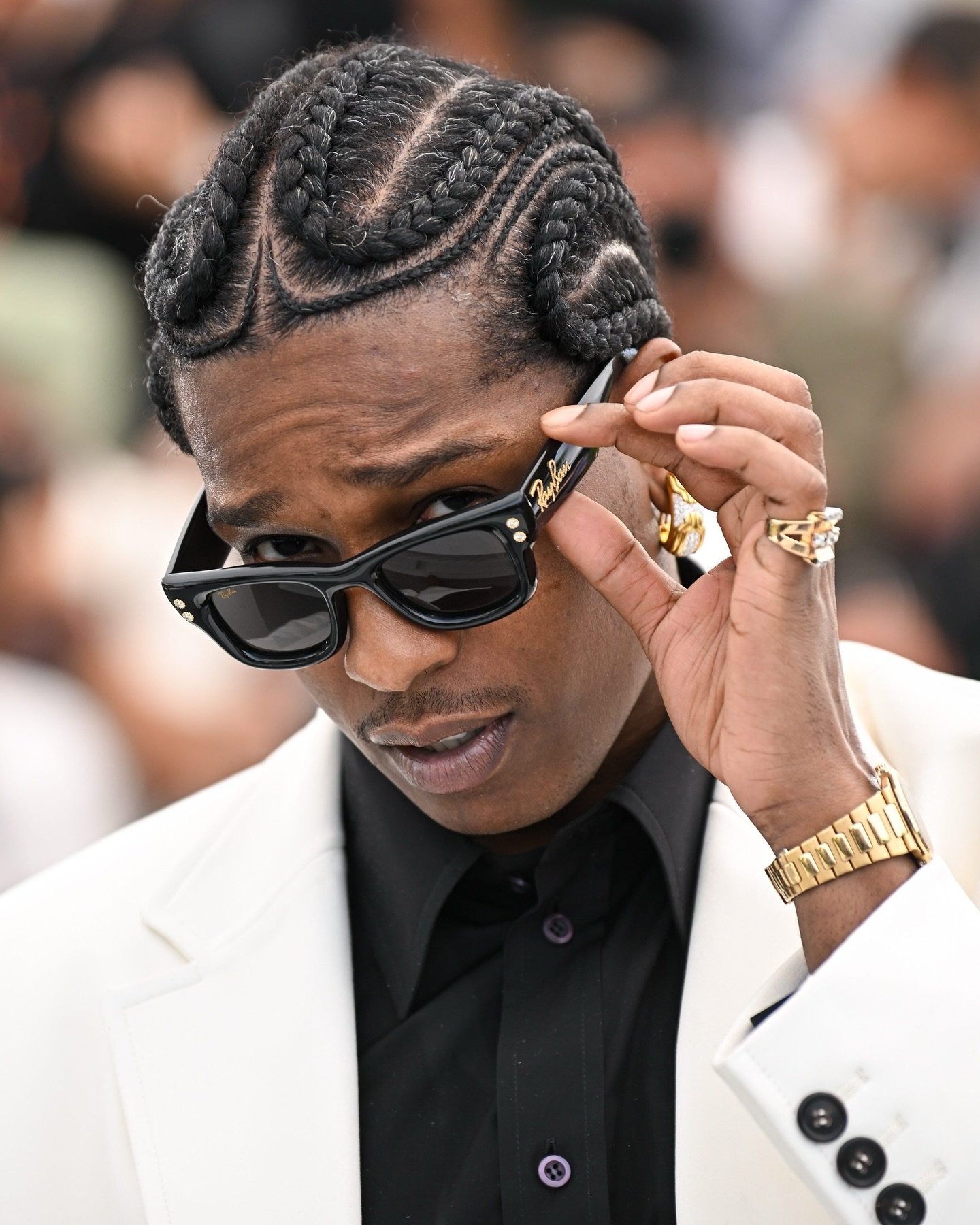 Penteado de tranças e óculos escuros estilosos usados na moda do festival de Cannes 2025.