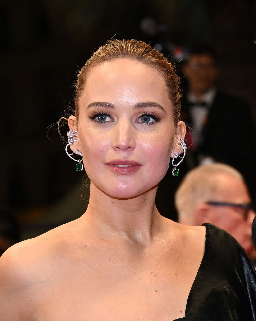 Mulher com brincos elegantes, potencialmente acessórios do Festival de Cannes 2025.