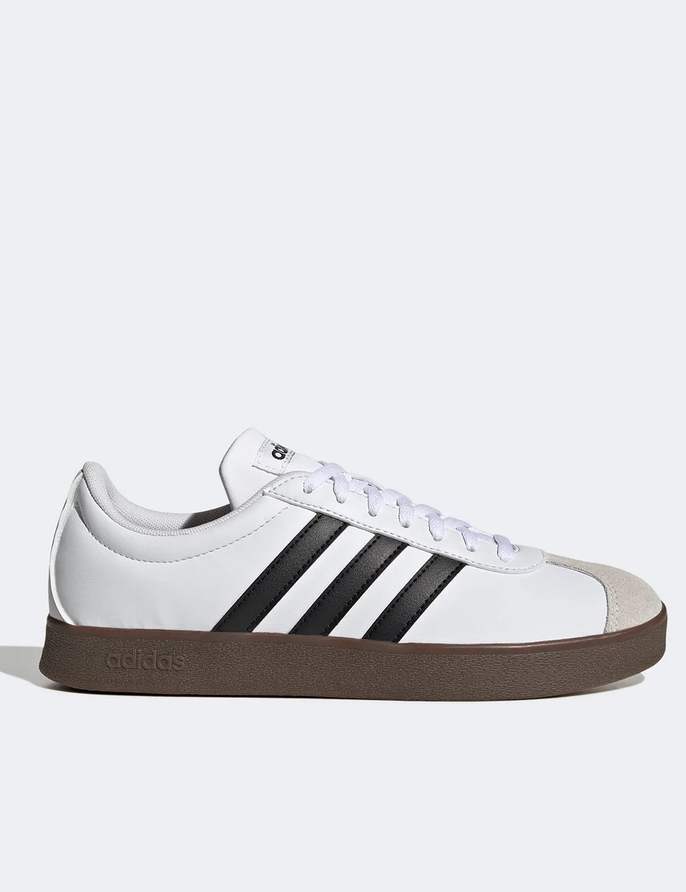 Tênis branco com listras pretas e solado marrom, modelo adidas Samba.