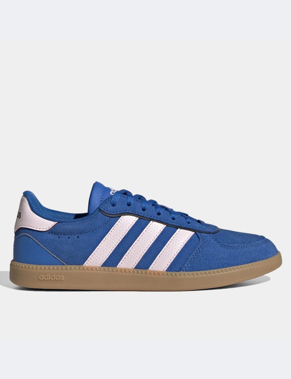 Tênis Adidas Samba azul com listras brancas e sola de borracha marrom.