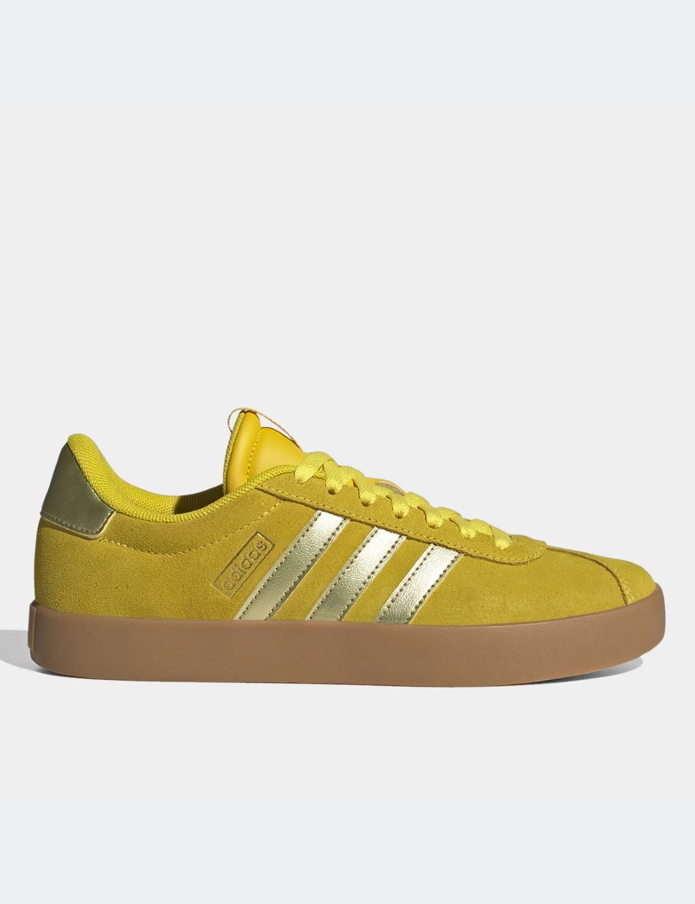 Tênis amarelo com listras douradas e sola marrom da Adidas, estilo casual semelhante ao adidas samba.