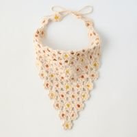 BANDANA COM FLORES DE CROCHÊ