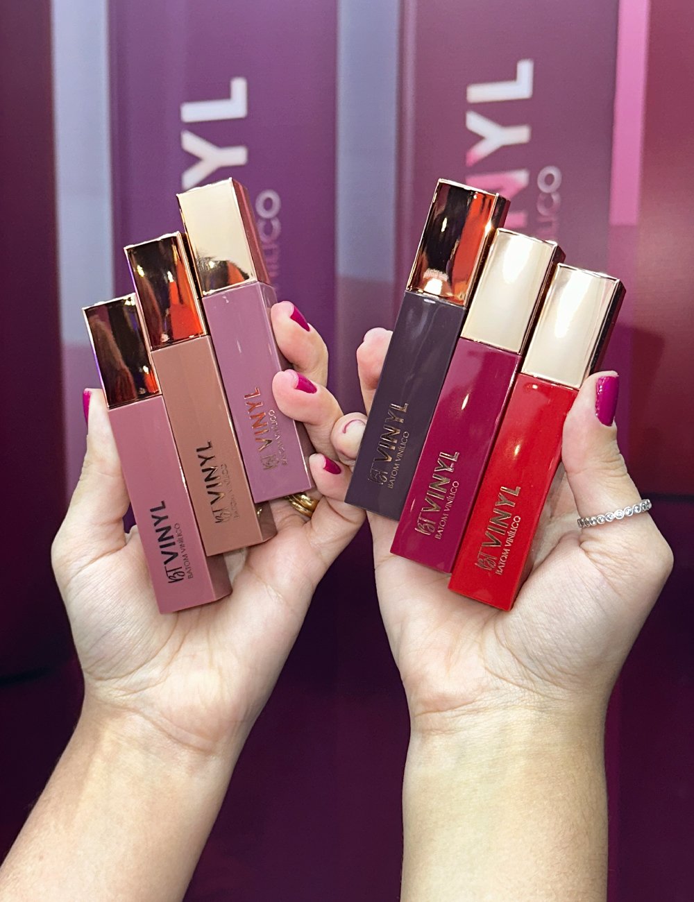 Modelo segura os novos BT Vinyl na Beauty Show 2025