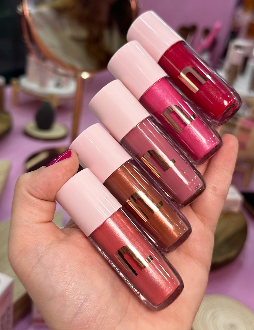 Modelo segura os novos blushes de Nina Makeup