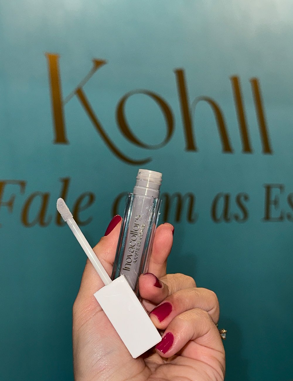 Modelo segura o novo Inovacollor de Kohl Beauty