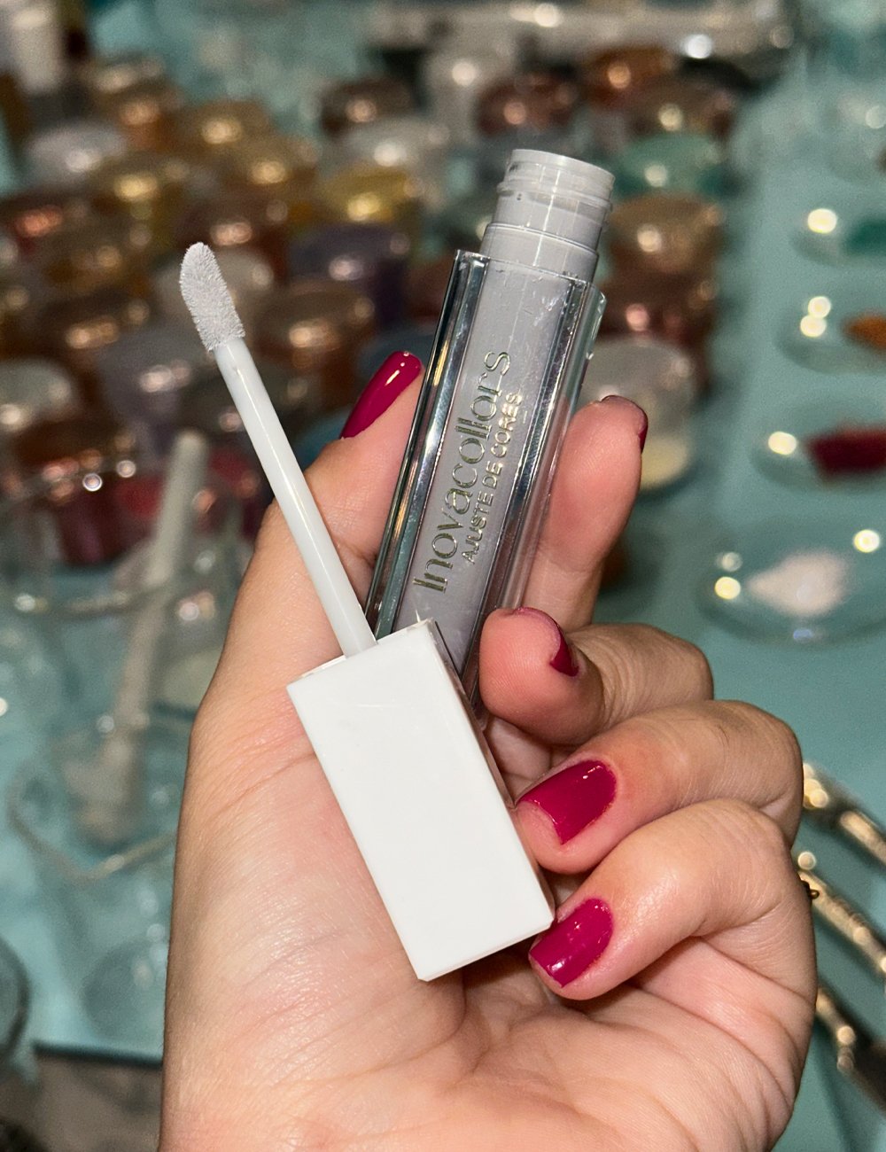 Modelo segura o novo Inovacollor de Kohl Beauty