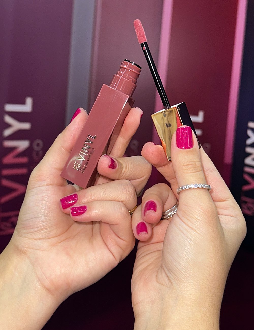 Modelo segura o novo BT Vinyl na Beauty Show 2025