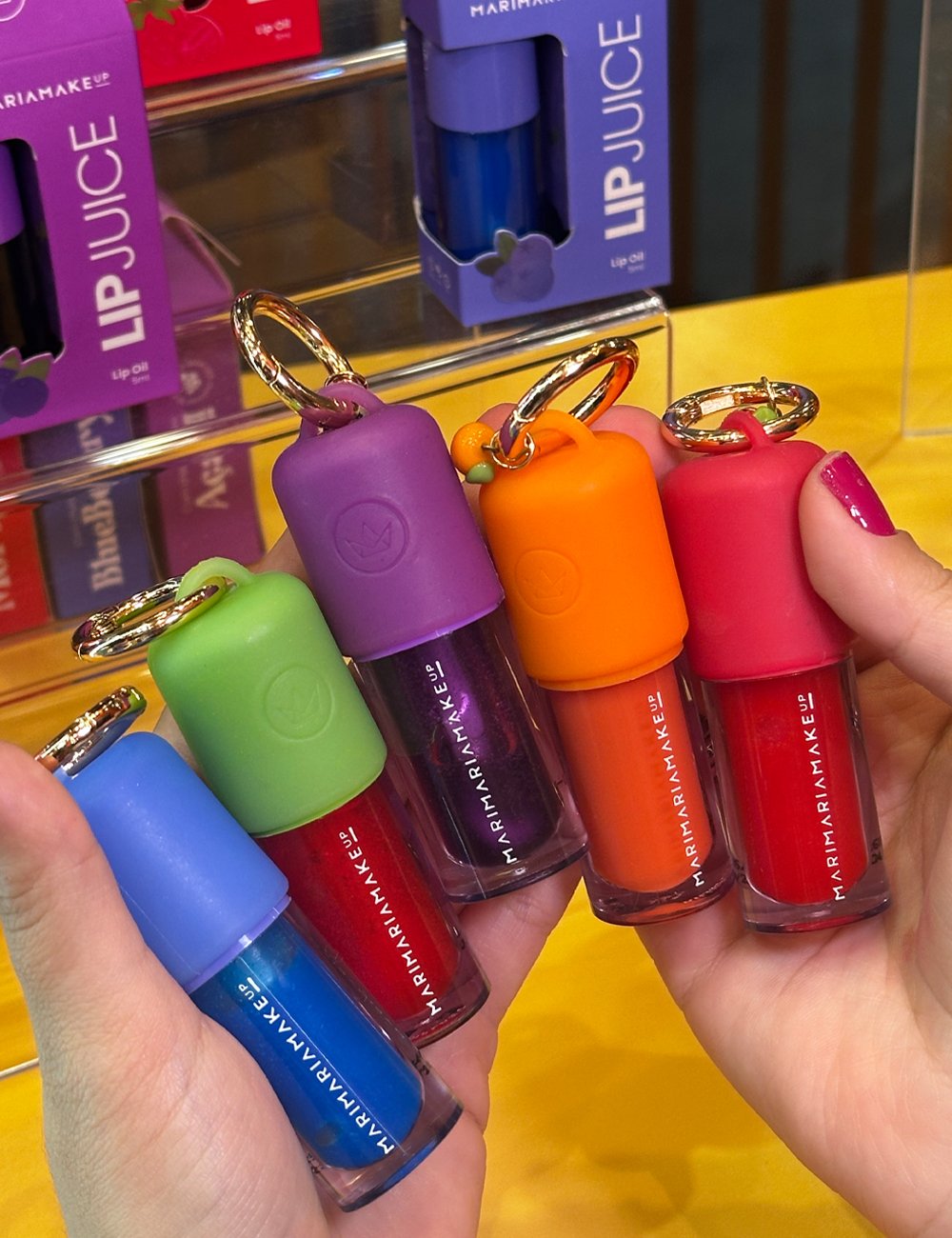 Modelo segura os novos lip juices de Mari Maria