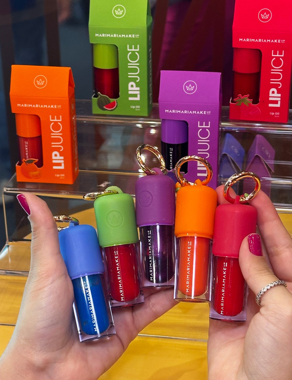 Modelo segura os novos lip juices de Mari Maria